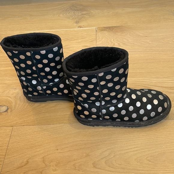 LIKE NEW! Uggs girls size 4. Worn twice black with silver polka dot Fully lined - Picture 3 of 8